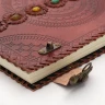Ledergebundenes Gedenkbuch mit kreisförmigem Mandala und sieben Chakra-Steinen